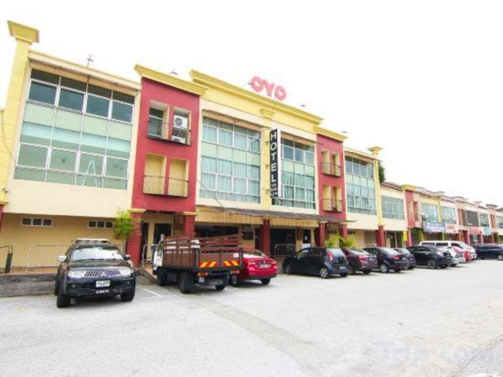 Oyo 11343 Hotel Putra Iskandar Seri Iskandar Exterior foto
